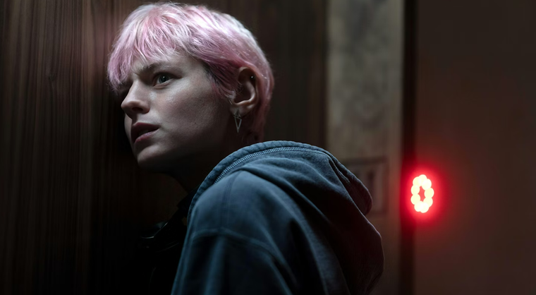 Emma Corrin interpreta a la intrépida detective y hacker Derby Hart. Emma Corrin interpreta a la intrépida detective y hacker Derby Hart.