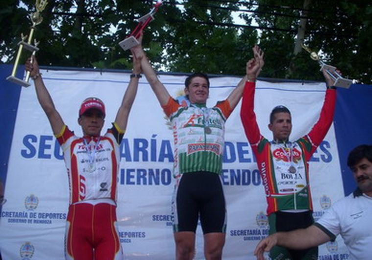 Otro podio foráneo. Soto, Amaran y Parra. Foto: MDZ