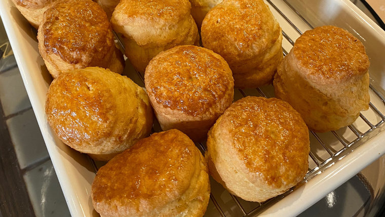 El secreto de una buena receta de scones de queso es no amasar demasiado la masa. El secreto de una buena receta de scones de queso es no amasar demasiado la masa.