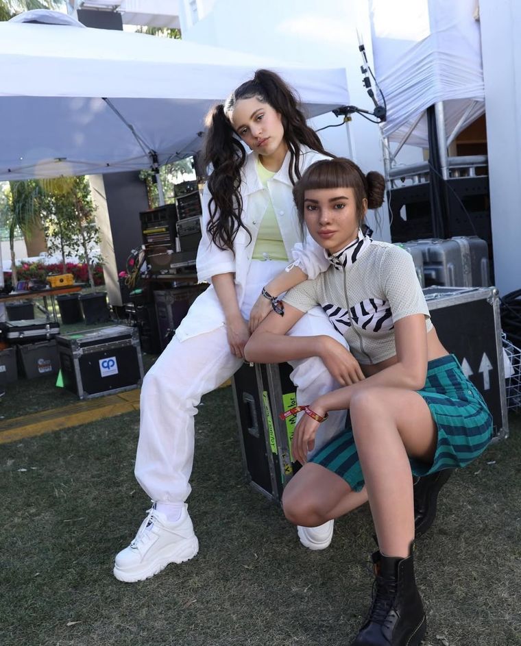 Rosalía junto a Lil Miquela. Rosalía junto a Lil Miquela.