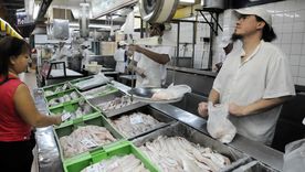La gente ya comenzó a proveerse de pescados y mariscos para Semana Santa. Foto: Nacho Gaffuri / MDZ La gente ya comenzó a proveerse de pescados y mariscos para Semana Santa. Foto: Nacho Gaffuri / MDZ