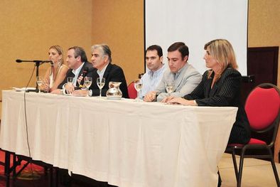 MDZol | Belén Gaua (Bodegas de Argentina), Luis Böhm (Secretaría de Turismo), Ángel Vespa (Bodegas de Argentina), Mauricio Badaloni (Andesmar), Antonio Ginart (Municipalidad de Tunuyán) y Claudia Yanzón (Andesmar Turismo). Foto: Gentileza