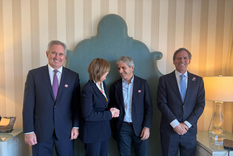 Luis Caputo y Pablo Quirno junto a las máximas autoridades de Chevron.&nbsp;