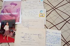 Un papel voló y la agarró: era mi carta: la historia del soldado de Malvinas y su amiga de 13 años. Una amistad clave en plena guerra. Un papel voló y la agarró: era mi carta: la historia del soldado de Malvinas y su amiga de 13 años. Una amistad clave en plena guerra.