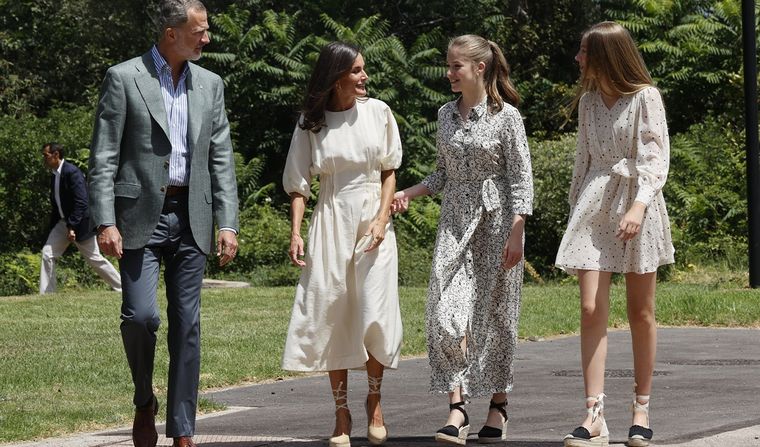 Los reyes de España necesitan educar a sus 2 hijas para seguir los protocolos de la corona española. Foto: Twitter @CasaReal