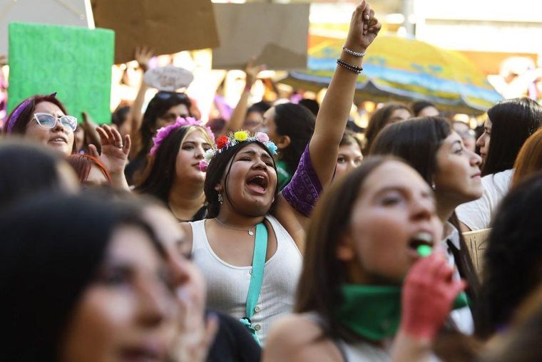 Para Bates, las nuevas tecnologías están poniendo en peligro a niñas y mujeres al potenciar contenidos misóginos extremos.