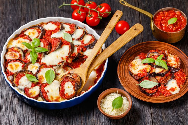 Muchas versiones de la receta de berenjenas al horno con salsa y queso incluyen hierbas como albahaca u orégano para realzar su sabor. Muchas versiones de la receta de berenjenas al horno con salsa y queso incluyen hierbas como albahaca u orégano para realzar su sabor.