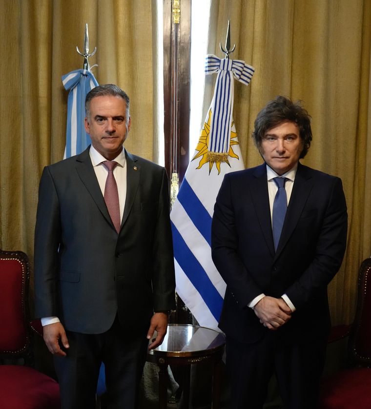 Javier Milei junto al presidente de Uruguay, Yamandú Orsi, tras la reunión bilateral que mantuvieron al fin de la cumbre del Mercosur. Javier Milei junto al presidente de Uruguay, Yamandú Orsi, tras la reunión bilateral que mantuvieron al fin de la cumbre del Mercosur.