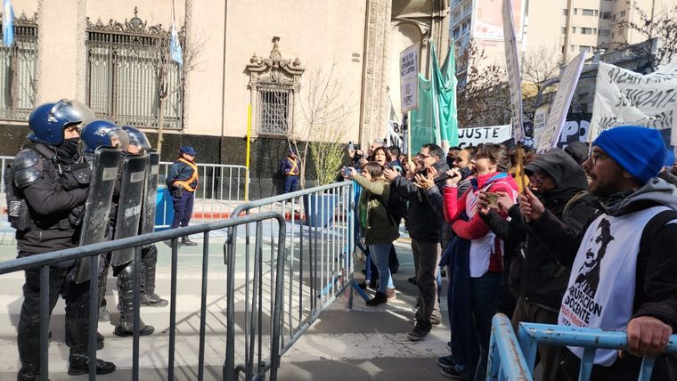 Los incidentes se trasladaron del aeropuerto al centro de la ciudad Foto: Gabriela Yalangozian