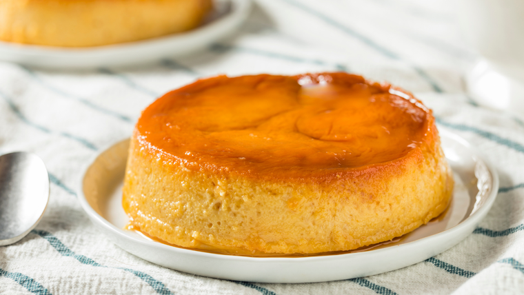 El flan es uno de los postres más antiguos de Europa, y esta receta de flan de queso es una de sus variantes modernas. El flan es uno de los postres más antiguos de Europa, y esta receta de flan de queso es una de sus variantes modernas.