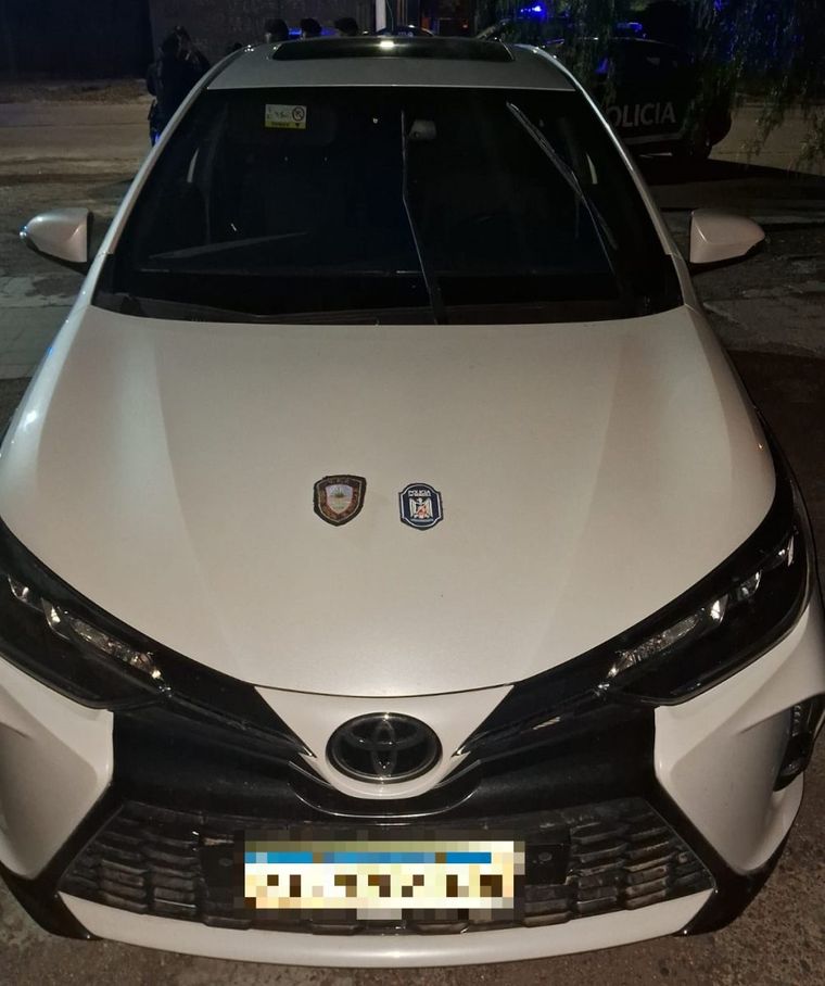 Toyota yaris secuestrado tras una persecución. En su interior había una escopeta, un chaleco de transporte y una funda porta placa policial Toyota yaris secuestrado tras una persecución. En su interior había una escopeta, un chaleco de transporte y una funda porta placa policial