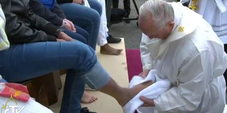 El lavado de pies reproduce un símbolo que es una caricia de Jesús. Foto: Gentileza: Publinews.gt