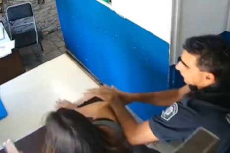 La violenta secuencia fue registrada por una de las cámaras de seguridad del lugar. La violenta secuencia fue registrada por una de las cámaras de seguridad del lugar.