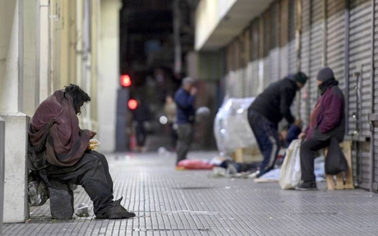 Sin plata para alquilar, las familias empiezan a vivir en la calle o sobrepueblan las casas de sus familiares Sin plata para alquilar, las familias empiezan a vivir en la calle o sobrepueblan las casas de sus familiares