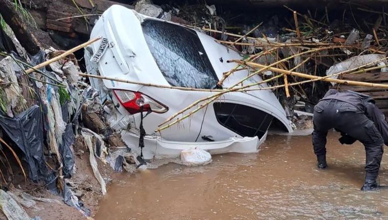 El auto de la pareja que falleció en Tucumán luego del temporal. El auto de la pareja que falleció en Tucumán luego del temporal.