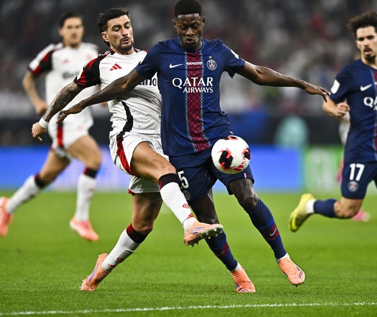 El volante de PSG, Nuno Mendes, se lleva el balón ante la marca del uruguayo De Arrascaeta, de Flamengo.