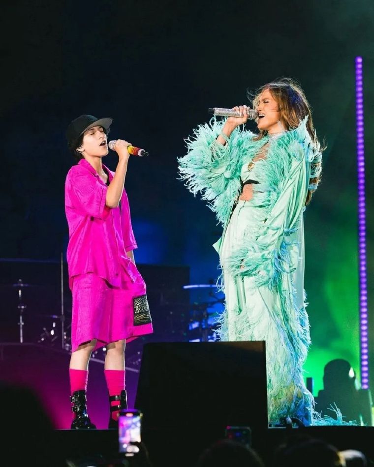 Jennifer Lopez cantando con su hija Emme Muñiz
