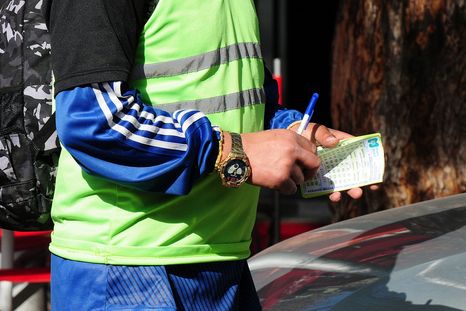 El programa “Navidad y Reyes Sin Vueltas” habilita de manera transitoria el estacionamiento en arterias clave del centro mendocino. El programa “Navidad y Reyes Sin Vueltas” habilita de manera transitoria el estacionamiento en arterias clave del centro mendocino.