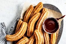 Churros con chocolate Una receta simple y en minutos para hacer en tu casa Foto: Shutterstock