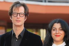 Marjane Satrapi murió un año después que su marido, Mattias Ripa, con quien la vemos fotografiada en esta imagen.