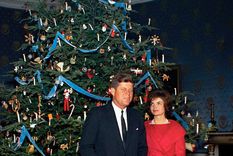 El ex presidente católico de EEUU, John Kennedy, con Jaqueline Onasisis, junto al gran árbol de Navidad de la Casa Blanca en 1961, año en que asumió como mandatario. El ex presidente católico de EEUU, John Kennedy, con Jaqueline Onasisis, junto al gran árbol de Navidad de la Casa Blanca en 1961, año en que asumió como mandatario.