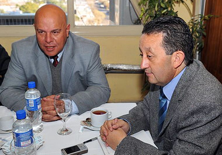 Abraham y Jaque. El jefe comunal dijo que opina como abogado. Foto: Nacho Gaffuri / MDZ