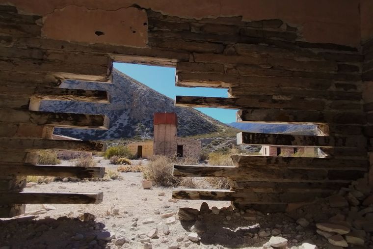 En algunos espacios se usaron durmientes para sus paredes. Foto Ulises Naranjo En algunos espacios se usaron durmientes para sus paredes. Foto Ulises Naranjo