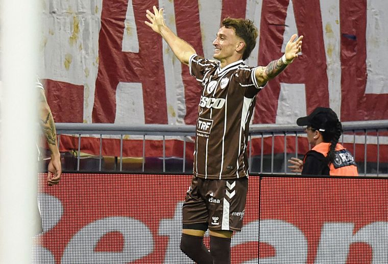 Como había sucedido frente a San Lorenzo en semis, Mainero volvió a ser el héroe y goleador de Platense. Como había sucedido frente a San Lorenzo en semis, Mainero volvió a ser el héroe y goleador de Platense. 