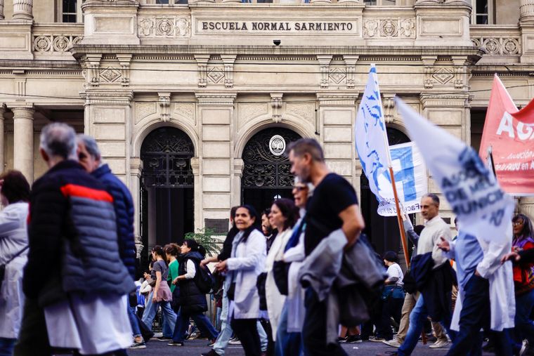 Lo cierto es que el Gobierno debe asumir la situación como un conflicto político que, en consecuencia, debe tener una resolución de las mismas características.&nbsp;