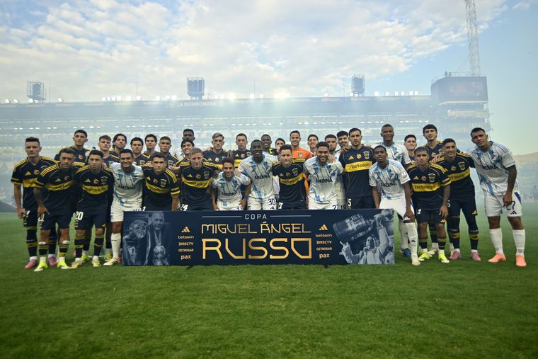 Los jugadores de Boca y Millonarios homenajearon a Miguel Ángel Russo.