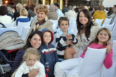 MDZol | En familia: Elena Riba de Culasso, Valeria y Silvana Culasso y sus hijos: Martina, Manuel, Facundo, Mara y Felipe, en el cochecito. Foto: Gerardo Gómez/MDZ