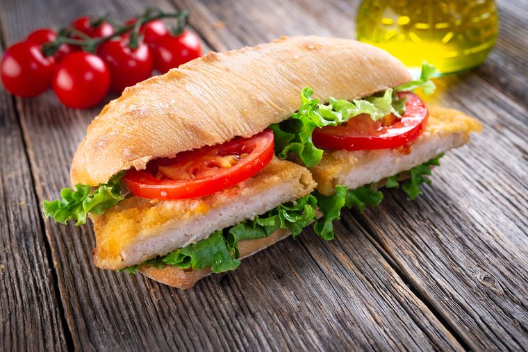 Receta fácil y rápida de sándwich de milanesa de pollo con todo.
