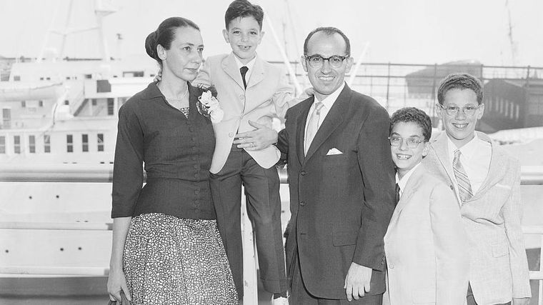 Jonas Salk inoculó a su mujer y a sus tres hijos con la vacuna contra la polio cuando aún estaba en periodo de prueba.