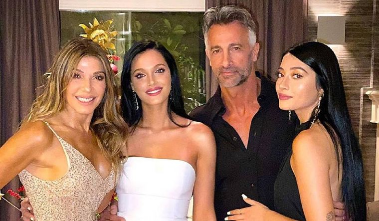 Ova Sabatini junto a su esposa Catherine Fulop y sus dos hijas, Oriana y Tiziana.