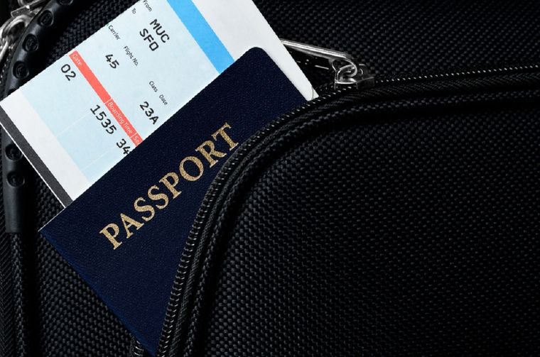 Llevar el pasaporte dentro del equipaje de mano no es una buena idea Foto: shutterstock
