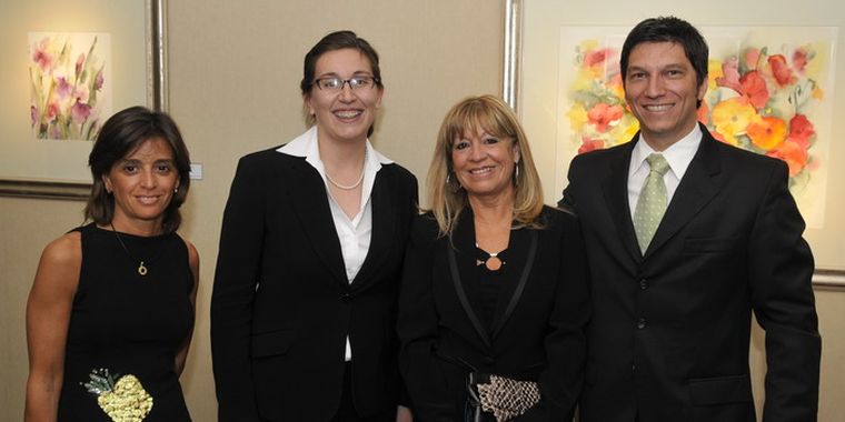 Marcela Neme, Luciana Gómez, la artista Isabel Civit y Lucas Paraccha en el cóctel. Foto: Pachy Reynoso/MDZ