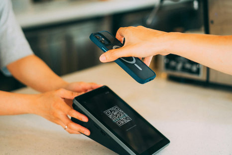 En Argentina, el QR no entró por la puerta de la modernidad, sino por la de la urgencia.