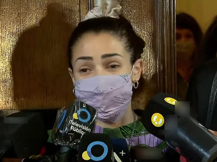 Conteniendo las lágrimas, Thelma habló brevemente con los periodistas