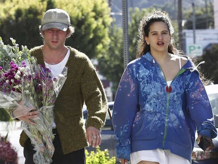 Rosalía y Jeremy Allen White ya no ocultan su romance. Foto: TMZ