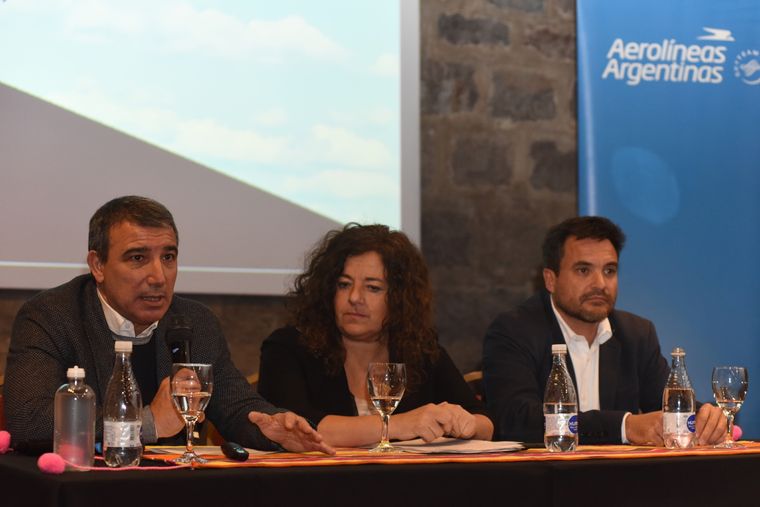 Los funcionarios durante la presentación de lo nuevos vuelos. Foto: Maximiliano Ríos/MDZ