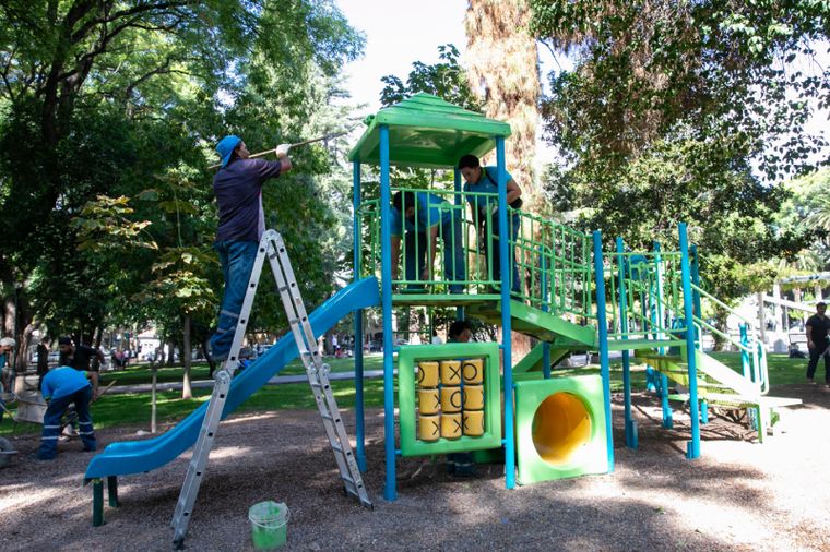 El municipio incorporó juegos en Plaza Italia dentro de su plan de mejora de espacios verdes. Foto: Ciudad de Mendoza