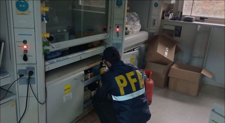 Veintidos allanamientos se realizaron en la causa en la que se investigan las muertes por posible fentanilo contaminado perteneciente a lotes del laboratorio HLB Pharma Group S.A. Foto: FPA.&nbsp;