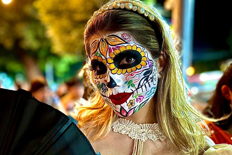 Una de las propuestas de Halloween incluye un paseo por el Cementerio de Capital y finaliza con una procesión hasta la cervecería Mundo Subterráneo. Una de las propuestas de Halloween incluye un paseo por el Cementerio de Capital y finaliza con una procesión hasta la cervecería Mundo Subterráneo.