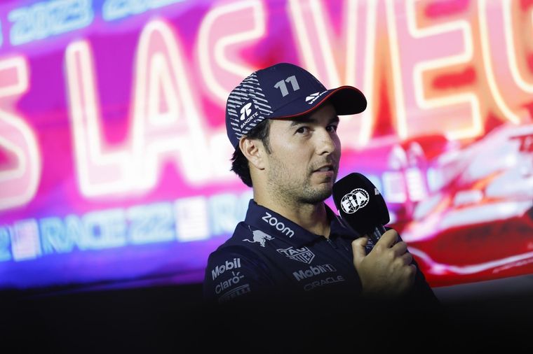 Checo Pérez se mostró aliviado tras conseguir el subcampeonato de la F1 Foto: EFE