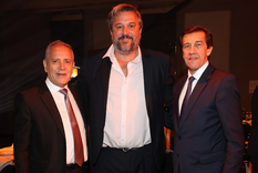 Al centro, Juan Schamber, junto a Juan Carlos Abud y el gobernador de Jujuy Carlos Sadir, quien deja la industria del vino para volver a los hidrocarburos. Al centro, Juan Schamber, junto a Juan Carlos Abud y el gobernador de Jujuy Carlos Sadir, quien deja la industria del vino para volver a los hidrocarburos.