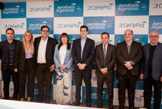 Autoridades de Migraciones, Ministerio del Interior, Aerolíneas Argentinas y Reconquista durante el anuncio de la nueva ruta. Foto: Aerolíneas Argentinas