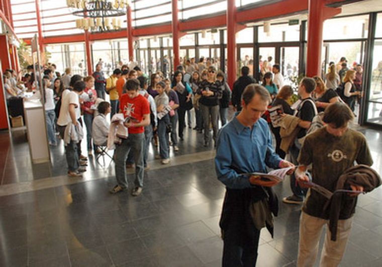 Cientos de jóvenes reunidos en el Bustelo. Foto: Nacho Gaffuri / MDZ