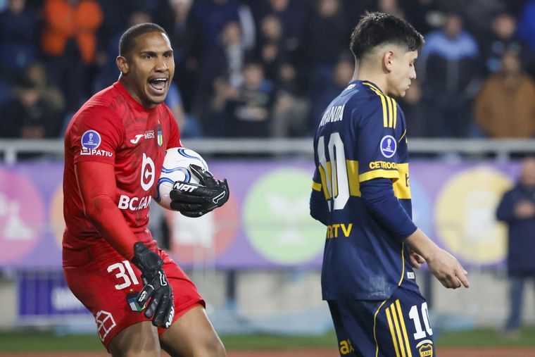 Aranda picó el penal, el arquero de OHiggins le adivinó la intención y le dijo de todo.