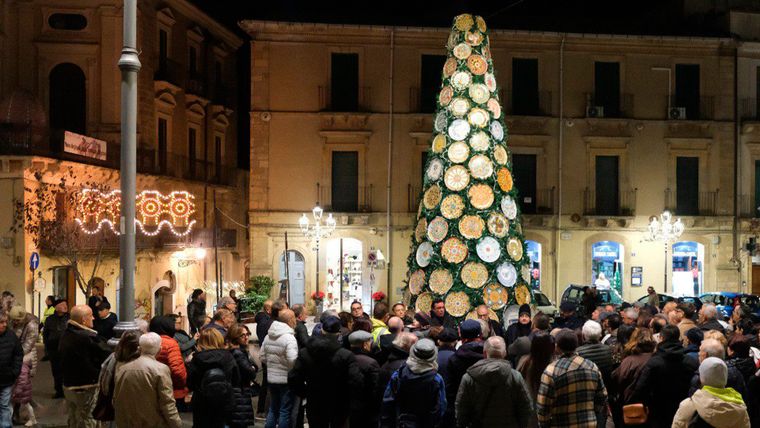 La cerámica en la calle durante todo el año en Castellamonte. En este caso, durante la celebración de la última Navidad. La cerámica en la calle durante todo el año en Castellamonte. En este caso, durante la celebración de la última Navidad.