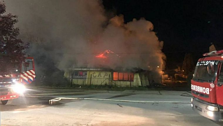 Los mapuches incendiaron y destruyeron un club histórico de El Bolsón